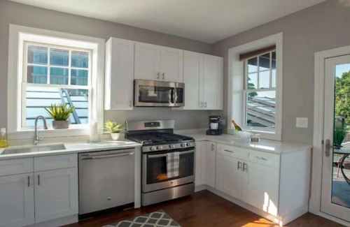 Wrigleyville Casa | New home w/view & party deck - 2nd Floor
