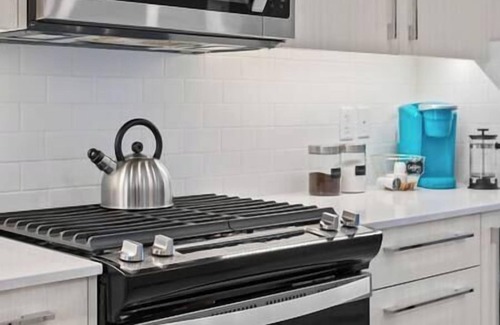 Chestermere Casa | New Home with AC, 15 Mins to YYC, Pets welcome