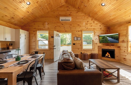 Jamestown Cabina | NEW HOT TUB Cozy Cabin Cumberland River near Lake Cumberland~Firepit~New build