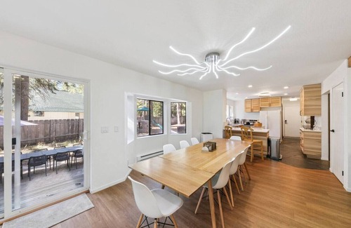 Christmas Valley Casa | *NEW* Hot Tub + Fire Pit + Playground