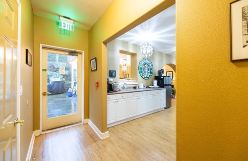 Cathlamet Casa | NEW! Hotel Cathlamet Room 204 - Garden View Queen