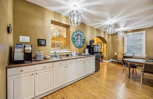 Cathlamet Condominio | NEW! Hotel Cathlamet Room 218 - Queen Suite
