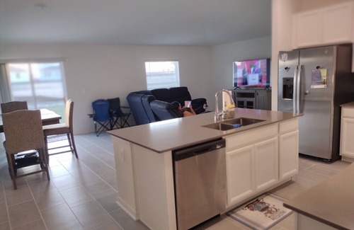Haines City Casa | New House 25 Minutes from Disney World with King size bed and Community Pool.