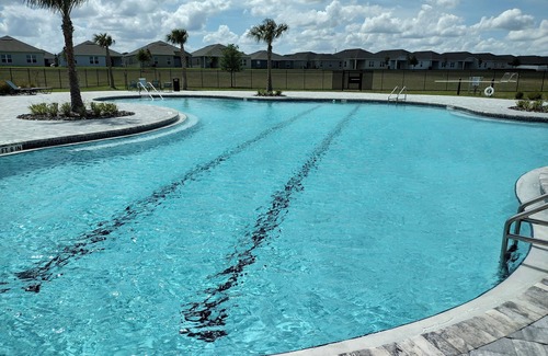 Haines City Casa | New House 25 Minutes from Disney World with King size bed and Community Pool.