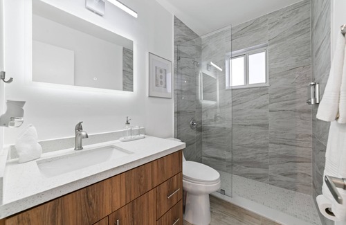 Hialeah Casa | New House in Miami with Jacuzzi