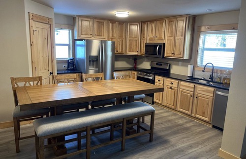 Garfield Cabina | NEW House minutes from SALIDA. 2 King, 4 Queen, 4 Full Bath, Garages
