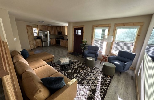 Garfield Cabina | NEW House minutes from SALIDA. 2 King, 4 Queen, 4 Full Bath, Garages