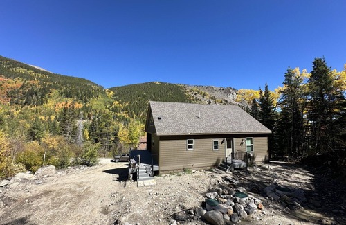 Garfield Cabina | NEW House minutes from SALIDA. 2 King, 4 Queen, 4 Full Bath, Garages