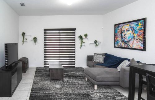 Seybold Casa | New house on the block near Miami Airport.