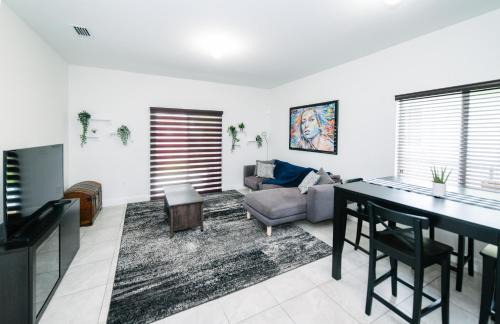 Seybold Casa | New house on the block near Miami Airport.