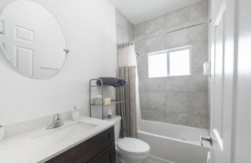 Seybold Casa | New house on the block near Miami Airport.
