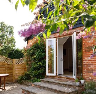 Sidlesham Casa | New House, " Orchard Croft Lodge ", DOG FRIENDLY, 20 Minutes From Goodwood Events, 9 Minutes From Sandy West Wittering Beach, 2 Bathrooms, Can Sleep 8 On Request, Free Wi-Fi & Sky Sports, Very Quiet Location, Free Parking for 8 Cars