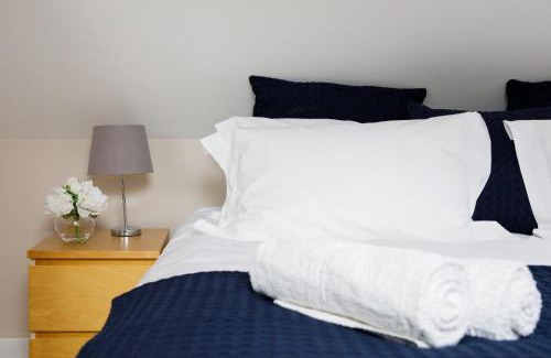 Sidlesham Casa | New House, " Orchard Croft Lodge ", DOG FRIENDLY, 20 Minutes From Goodwood Events, 9 Minutes From Sandy West Wittering Beach, 2 Bathrooms, Can Sleep 8 On Request, Free Wi-Fi & Sky Sports, Very Quiet Location, Free Parking for 8 Cars