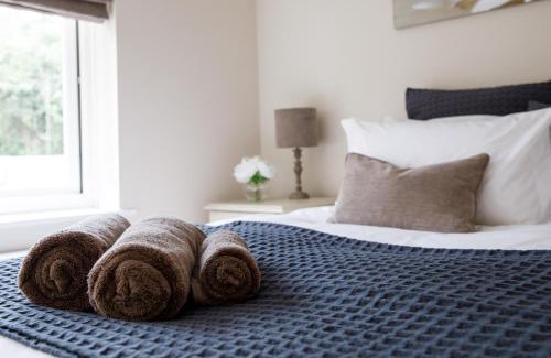 Sidlesham Casa | New House, " Orchard Croft Lodge ", DOG FRIENDLY, 20 Minutes From Goodwood Events, 9 Minutes From Sandy West Wittering Beach, 2 Bathrooms, Can Sleep 8 On Request, Free Wi-Fi & Sky Sports, Very Quiet Location, Free Parking for 8 Cars