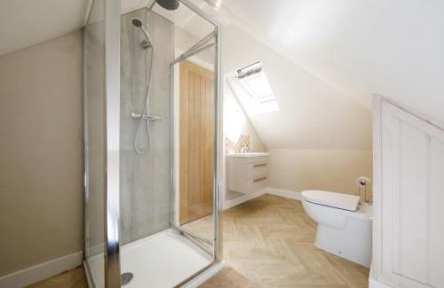 Sidlesham Casa | New House, " Orchard Croft Lodge ", DOG FRIENDLY, 20 Minutes From Goodwood Events, 9 Minutes From Sandy West Wittering Beach, 2 Bathrooms, Can Sleep 8 On Request, Free Wi-Fi & Sky Sports, Very Quiet Location, Free Parking for 8 Cars