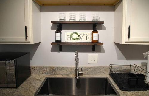 Northeast Houston Apartamento | New Houston Home! Sleeps 10-12, Near Downtown, 4 Car Parking