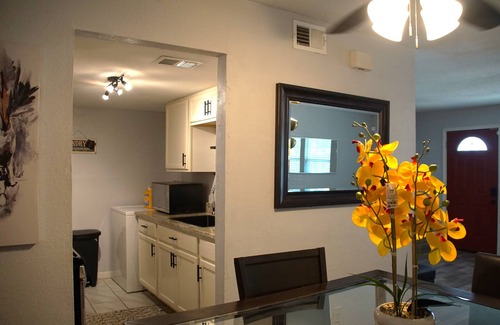 Northeast Houston Casa | New Houston Home! Sleeps 10-12, Near Downtown, 4 Car Parking