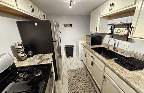 Northeast Houston Casa | New Houston Home! Sleeps 10-12, Near Downtown, 4 Car Parking