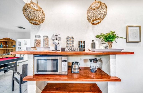 South Corals Casa | NEW! HTD POOL/HOT TUB /5 MIN TO BEACH/ TIKI HUT!