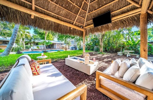 South Corals Casa | NEW! HTD POOL/HOT TUB /5 MIN TO BEACH/ TIKI HUT!