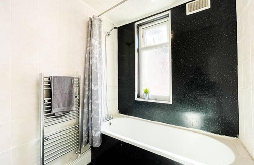 Bootle Casa | New Ideal 4-BR Home, Super Table, Overall Best