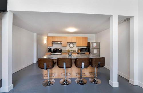 Otterbien Home Apartamento | New Industrial Loft Space on River and Bike Trail