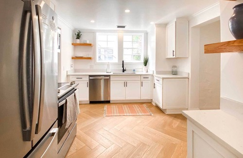 Providencia Park Apartamento | NEW! Inter-coastal retreat, 1mi beach, private yard, in downtown