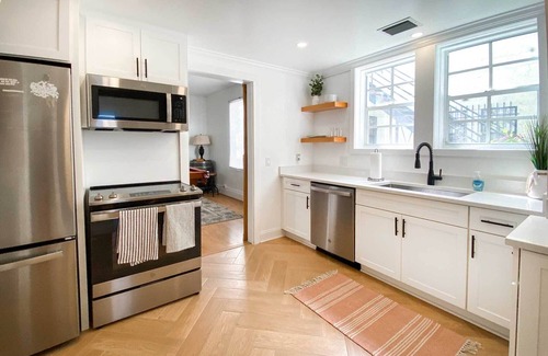 Providencia Park Apartamento | NEW! Inter-coastal retreat, 1mi beach, private yard, in downtown