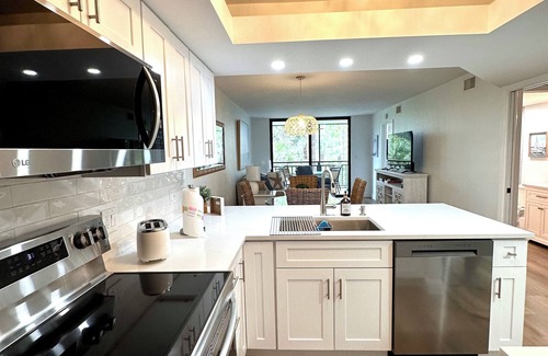 Bonita Bay Condominio | New! Just renovated coastal condo, Gated community, 10 min to beach by shuttle!