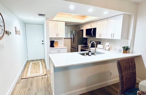 Bonita Bay Condominio | New! Just renovated coastal condo, Gated community, 10 min to beach by shuttle!