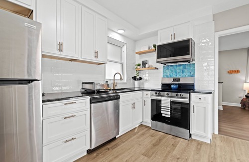 Madison Heights Casa | NEW! King Bed. 3TVs, Fireplace w Enclosed Patio, Fenced in Backyard, BBQ