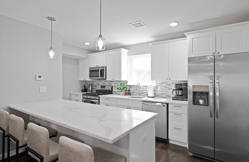 Hoboken Apartamento | New! King Bed, Sleeps 12, 1,800 sqft, 20 Minutes to NYC, Near PATH Train & Parks