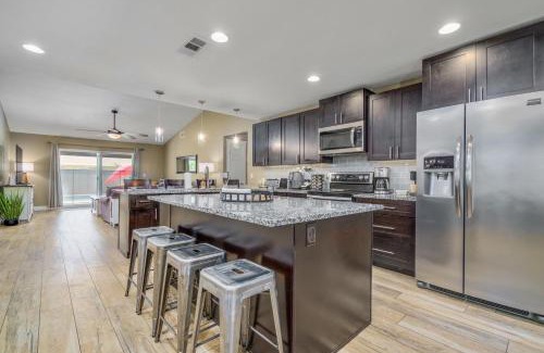 Glendale Casa | New king Beds Pool Hot Tub Outdoor Fireplace