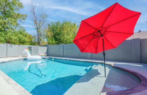 Glendale Casa | New king Beds Pool Hot Tub Outdoor Fireplace