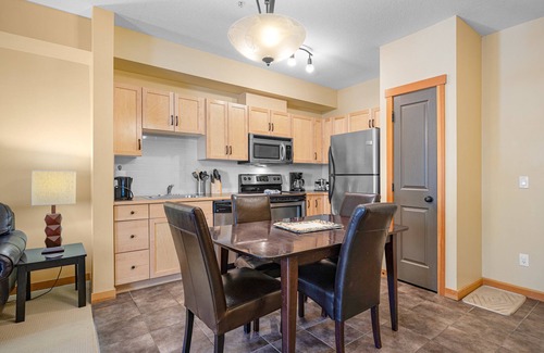 Canmore Apartamento | New! King Suite/1 King bed & 1 Sofa Bed/Heated pool/3 Hot tubs/Balc BBQ/MTN view
