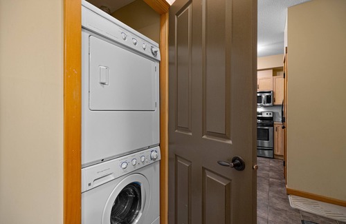 Canmore Apartamento | New! King Suite/1 King bed & 1 Sofa Bed/Heated pool/3 Hot tubs/Balc BBQ/MTN view