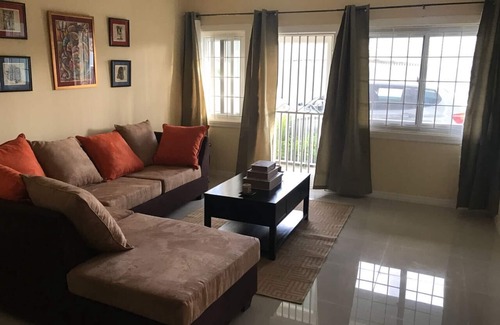 Barbican Apartamento | New Kingston Guest Apartment at Sandhurst