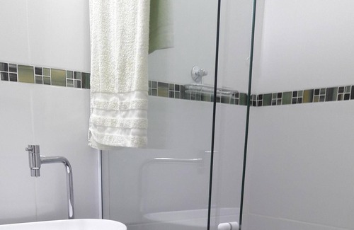 Alto Apartamento | Nuevo - Kitnet con balcón en la parte superior en Teresópolis