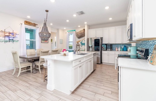 West Kissimmee Cabaña | NEW La Vida Margarita 8BD Pool/Spa Cottage w/ Water Views Margaritaville Resort