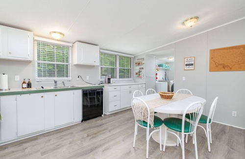 Wise Casa | New:Lakefront, Firepit, Deck, Dock, Kayak, Great times on Lake Gaston