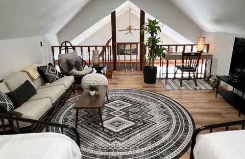 Mancelona Cabina | NEW - Lakefront Loft - 2 min from ORV Trails!