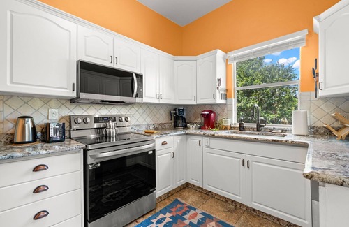 Dixieland Casa | NEW! Lakeland Landing | Cute Bungalow by Downtown
