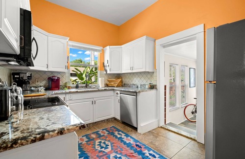 Dixieland Casa | NEW! Lakeland Landing | Cute Bungalow by Downtown