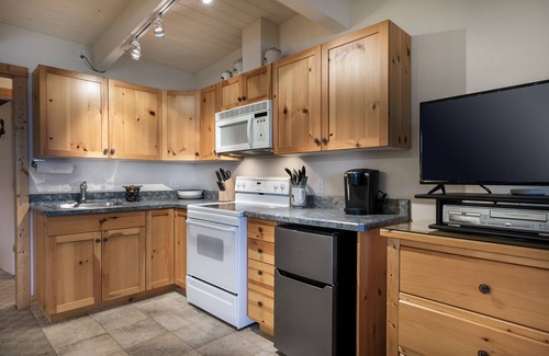 Polson Condominio | New! Lakeside Studio near Glacier!