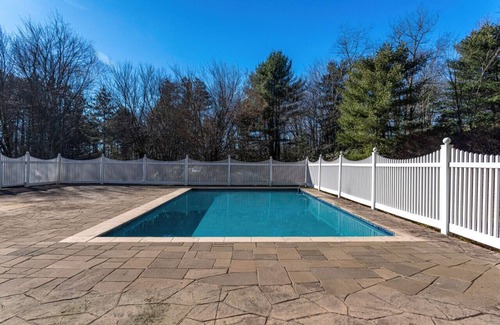 Woodbourne Cabina | NEW: Large Cabin w/ Hot Tub & Game Room!