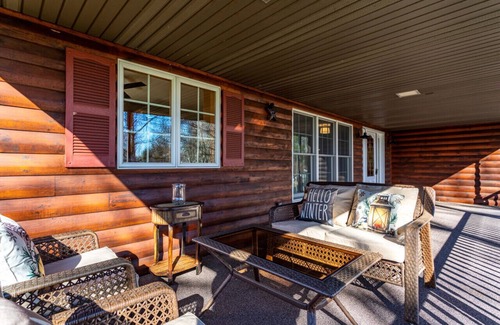 Woodbourne Cabina | NEW: Large Cabin w/ Hot Tub & Game Room!