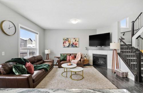 Calgary Casa | NEW! Large Family 4BR w Kid's Play Den, Yard - FREE Banff Pass, BBQ, Netflix, Parking & Wine!