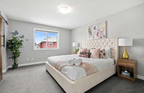 Calgary Casa | NEW! Large Family 4BR w Kid's Play Den, Yard - FREE Banff Pass, BBQ, Netflix, Parking & Wine!