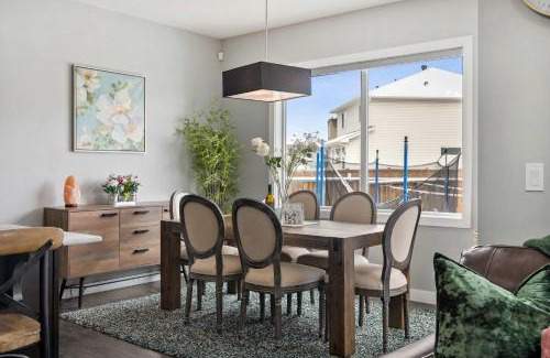 Calgary Casa | NEW! Large Family 4BR w Kid's Play Den, Yard - FREE Banff Pass, BBQ, Netflix, Parking & Wine!