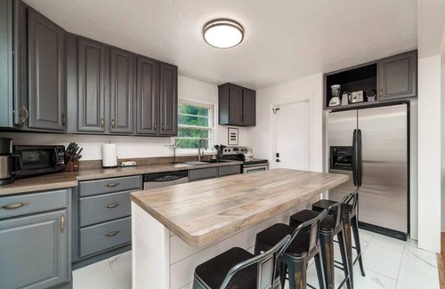 Billings Casa | NEW- Large Solar Powered Home, 5 Bed 2 Bath